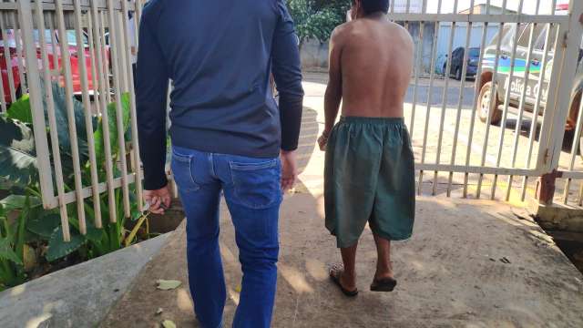 Suspeito de estuprar a própria mãe, garoto é levado para Unei