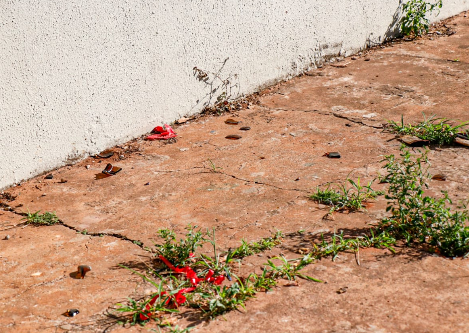 Peda&ccedil;os de garrafas de cerveja ficaram espalhados pelo local (Foto: Henrique kawaminami)&nbsp;