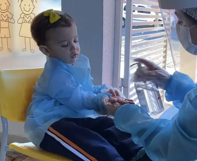 Medidas sanitárias, como uso de álcool e capote hospitalar, adequadas contra o coronavírus. (Foto: Divulgação)
