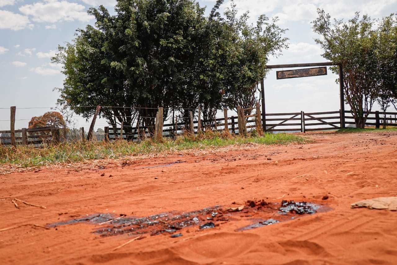 Corpos de v&iacute;timas foram encontrados pr&oacute;ximo a Ch&aacute;cara Agr&iacute;cola da Uniderp (Foto: Henrique Kawaminami)