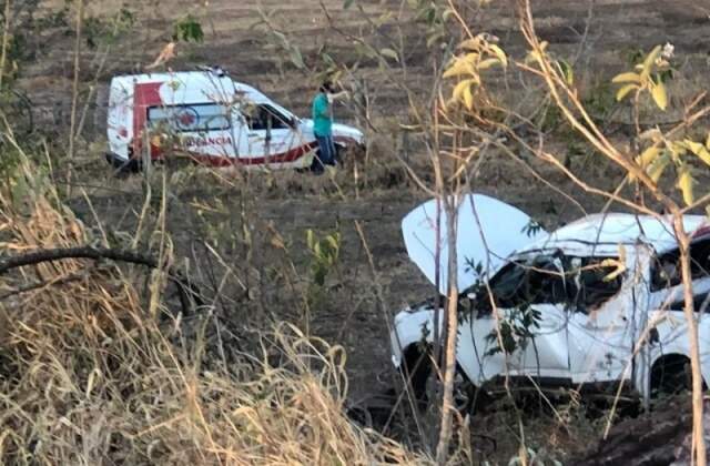 Carro ficou destruído após capotar em barranco. (Foto: Reprodução/Cassilândia Notícias)