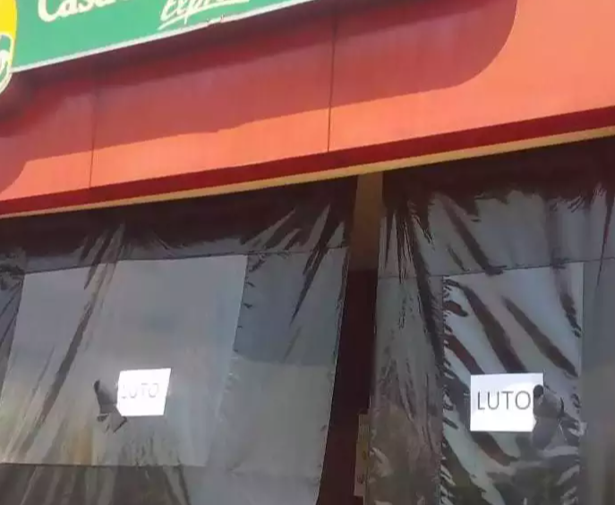 Fachada de padaria anuncia o luto por funcionário querido. (Foto: Divulgação)