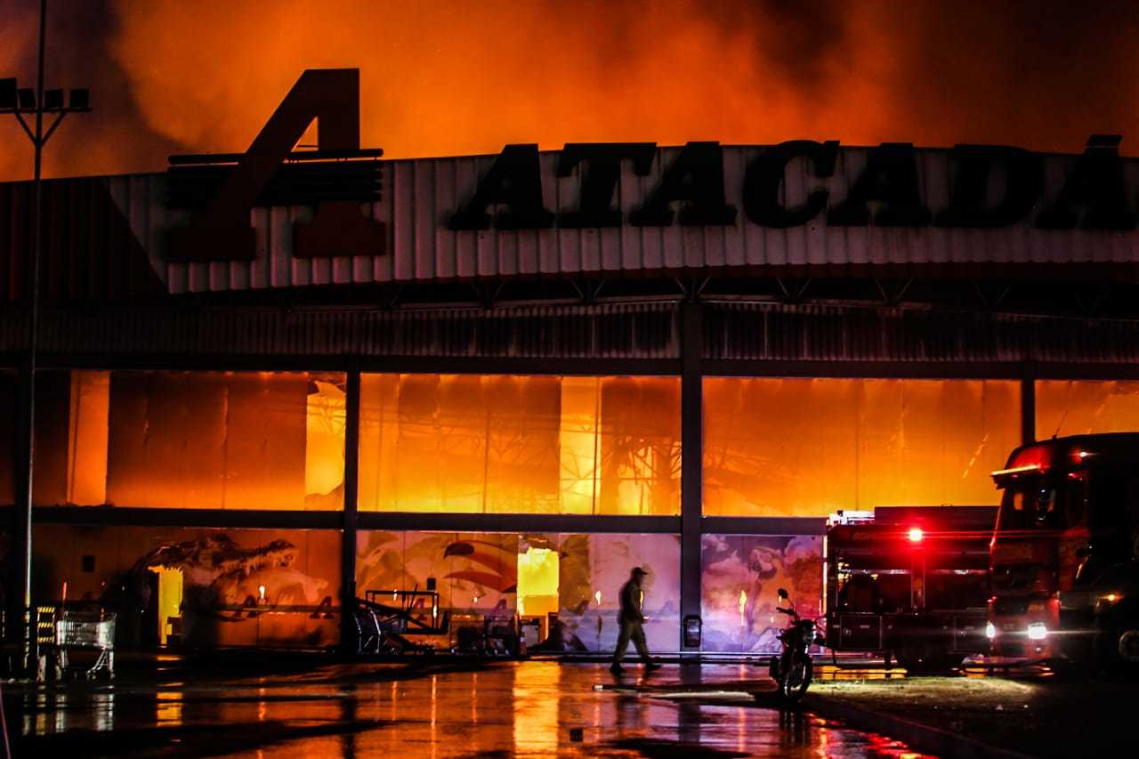 Wholesaler has been devoured by fire since 5 pm this Sunday in Campo Grande.  (Photo: Marcos Maluf)