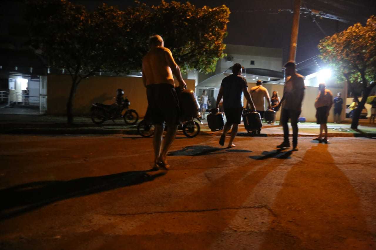 The surrounding residents rushed out of the house and took gas canisters.  (Photo: Marcos Maluf)