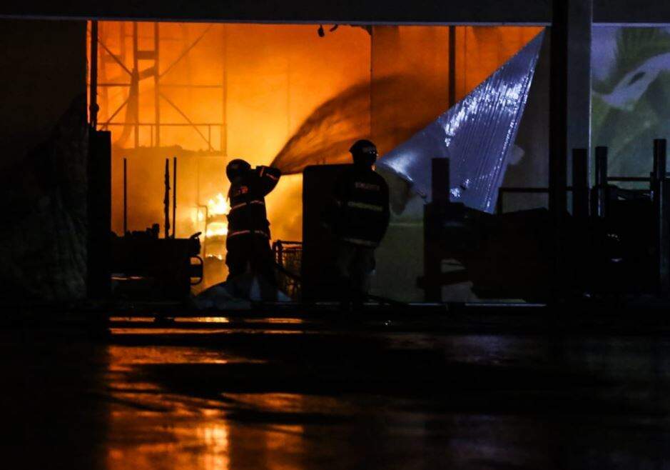 The firefighter cools part of the roof that gave way.  (Photo: Marcos Maluf)