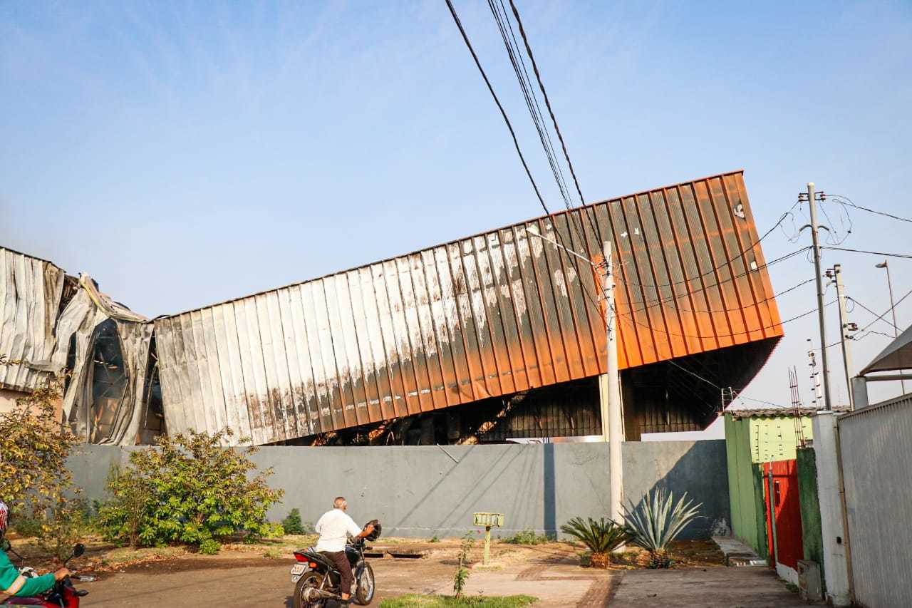 Estrutura cedeu na parte dos fundos do atacadista.