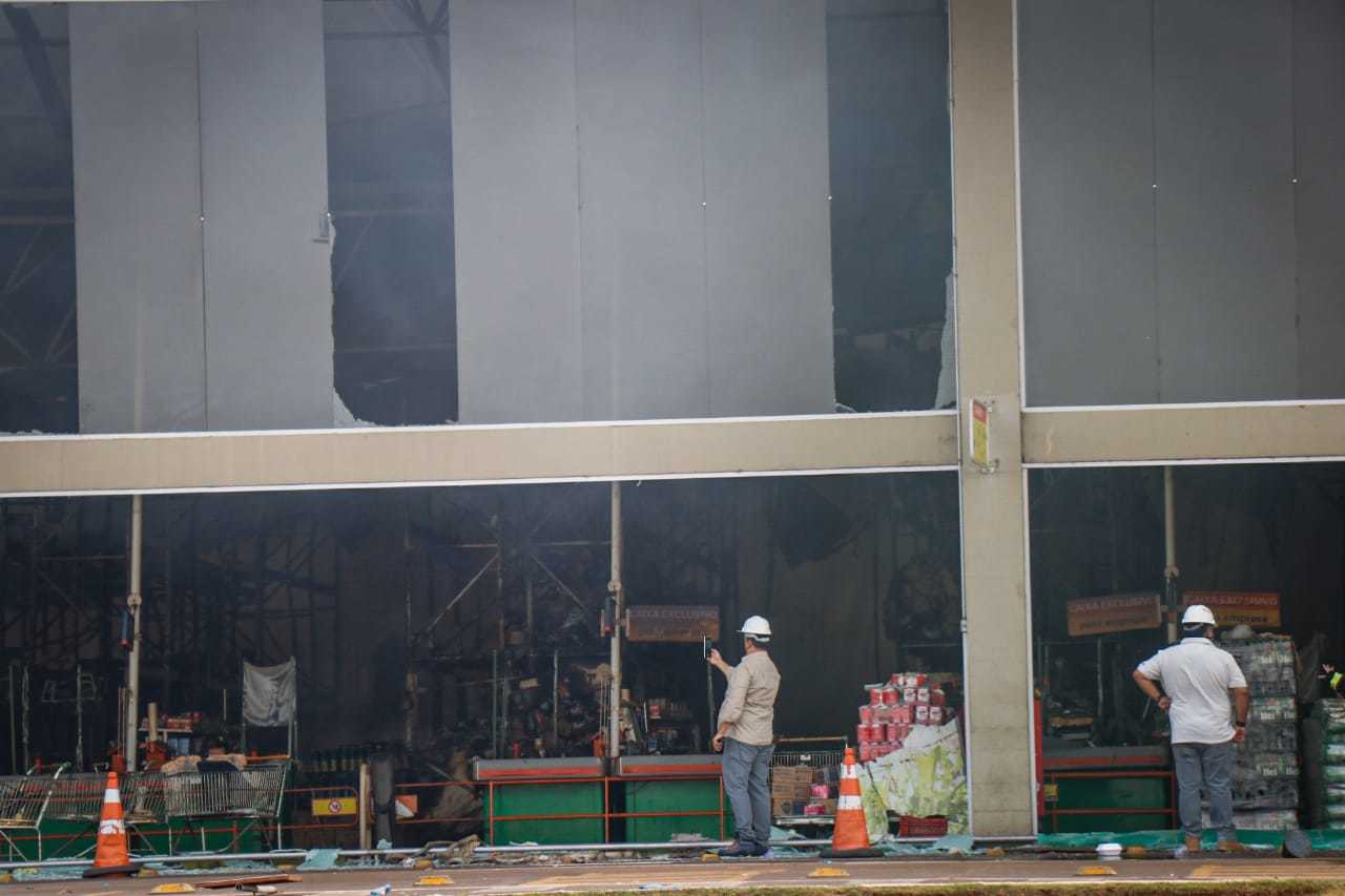 At the unit, the team takes photos to record the damage (Photo: Henrique Kawaminami)