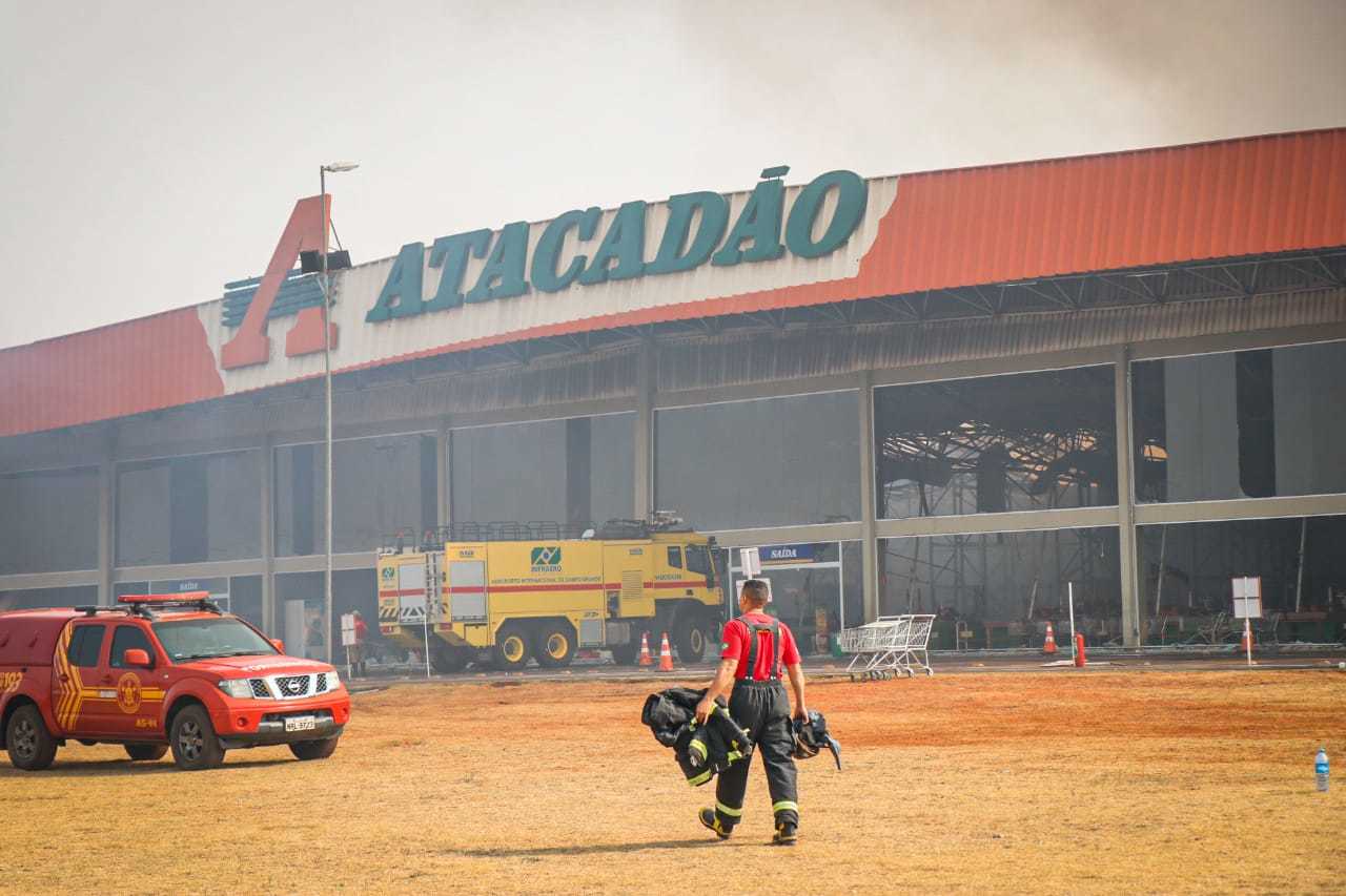 Firefighters begin to collect equipment (Photo: Henrique Kawaminami)