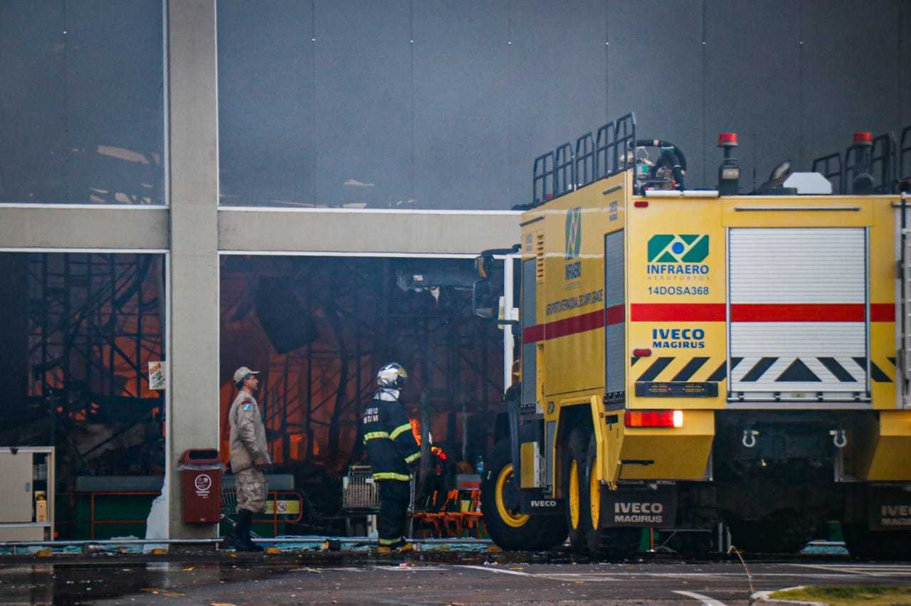 This morning, military personnel are still trying to control the fires in the supermarket.  (Photo: Henrique Kawaminami)