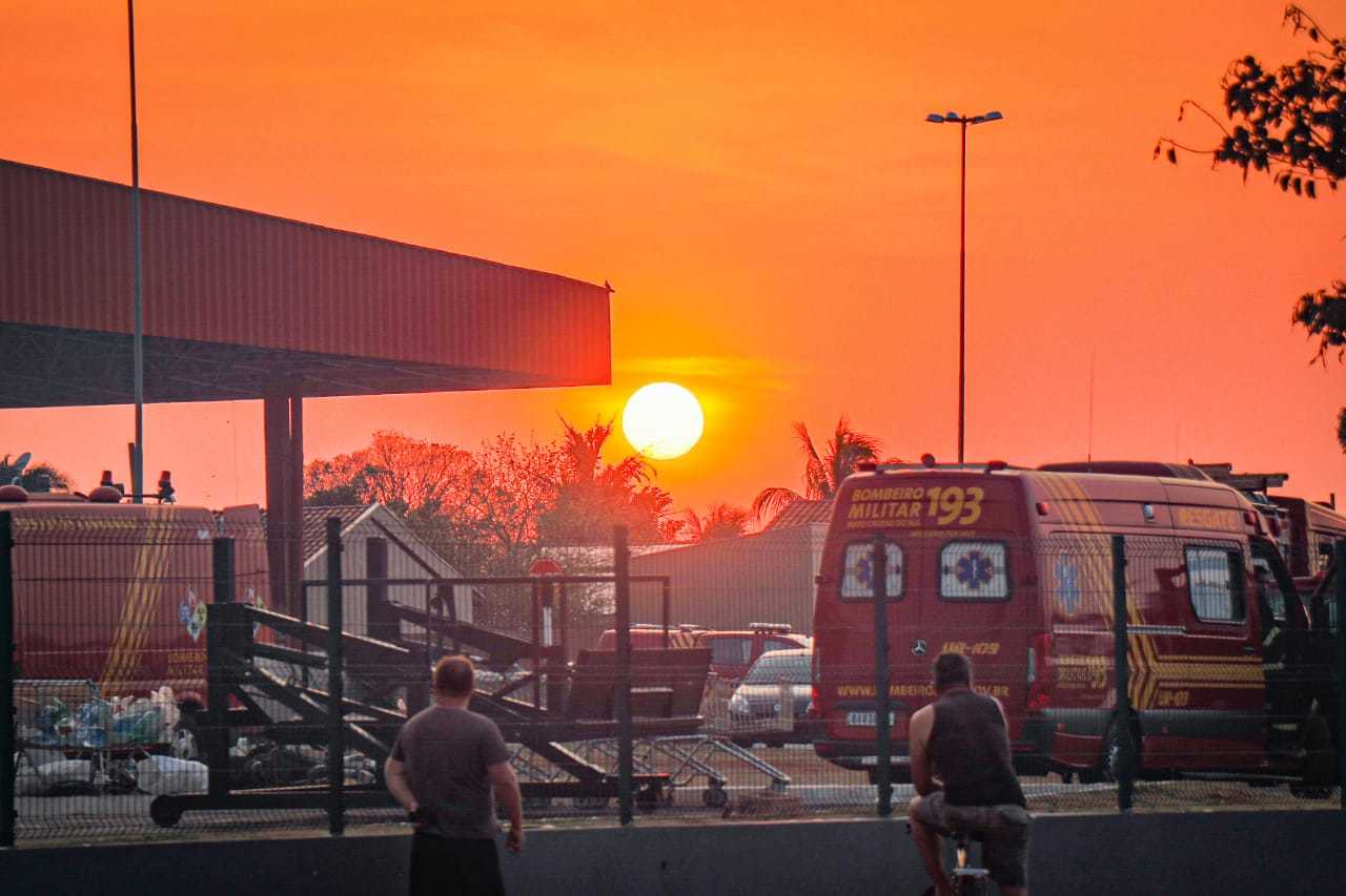 Na Duque de Caxias, pessoas olham estrago feito pelo fogo no Atacadão.