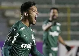 Gabriel Menino, do Palmeiras, comemora após marcar gol na partida contra o Bolívar, válida pela 3ª rodada da fase de grupos da Copa Libertadores, em La Paz, na Bolívia, nesta quarta-feira (16). O Palmeiras venceu por 2 a 1 e manteve os 100% de aproveitamento na competição. (Foto: David Mercado/Estadão Conteúdo)