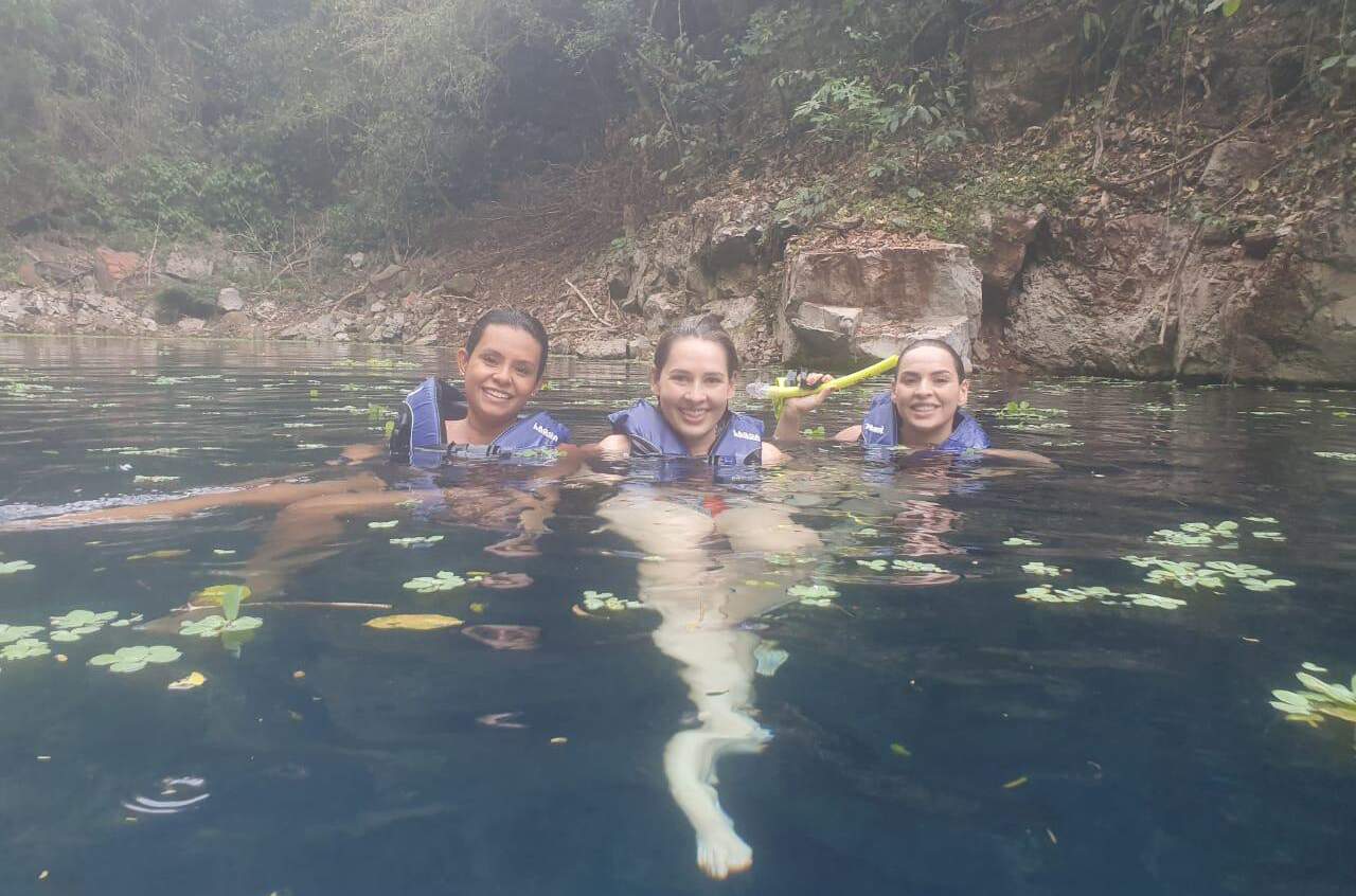 Flávia Verruck e as irmãs Larissa e Laise Couto Miranda, as três amigas campo-grandenses na Lagoa Misteriosa em Jardim (Foto: Divulgação)