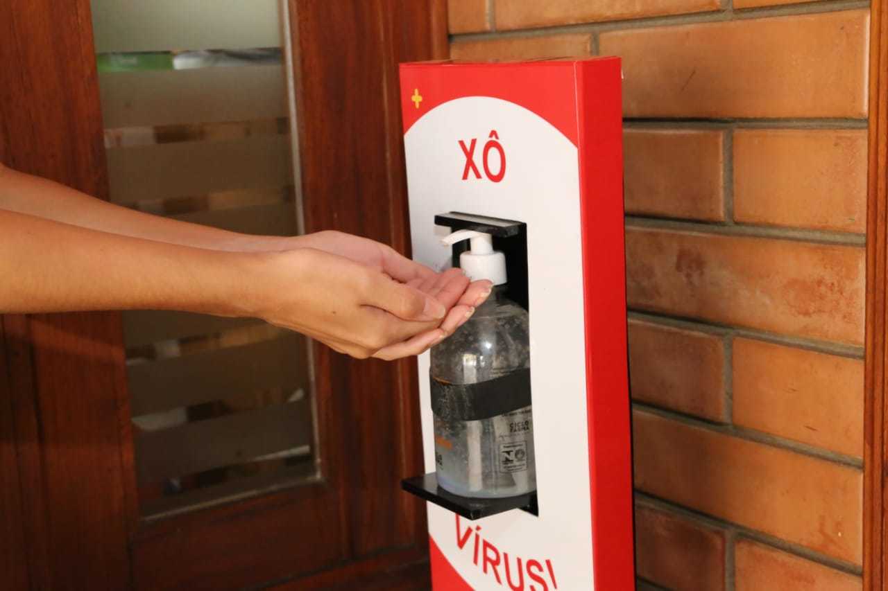 Álcool em gel é de uso obrigatório logo na entrada. Totem da foto fica na escola Maple Bear. (Foto: Kísie Ainoã)