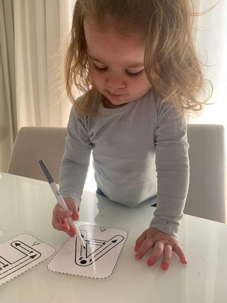 Alice, de 2 anos, ficou os seis meses de pandemia fazendo atividades em casa, mas agora se prepara para voltar às aulas na escola. (Foto: Arquivo Pessoal)