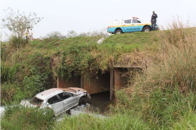 Com CNH vencida, motorista tenta fugir da polícia e cai 