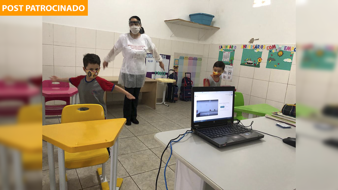 Professora em atividade presencial, mas aula também é transmitida para as crianças acompanharem de casa (foto: divulgação).