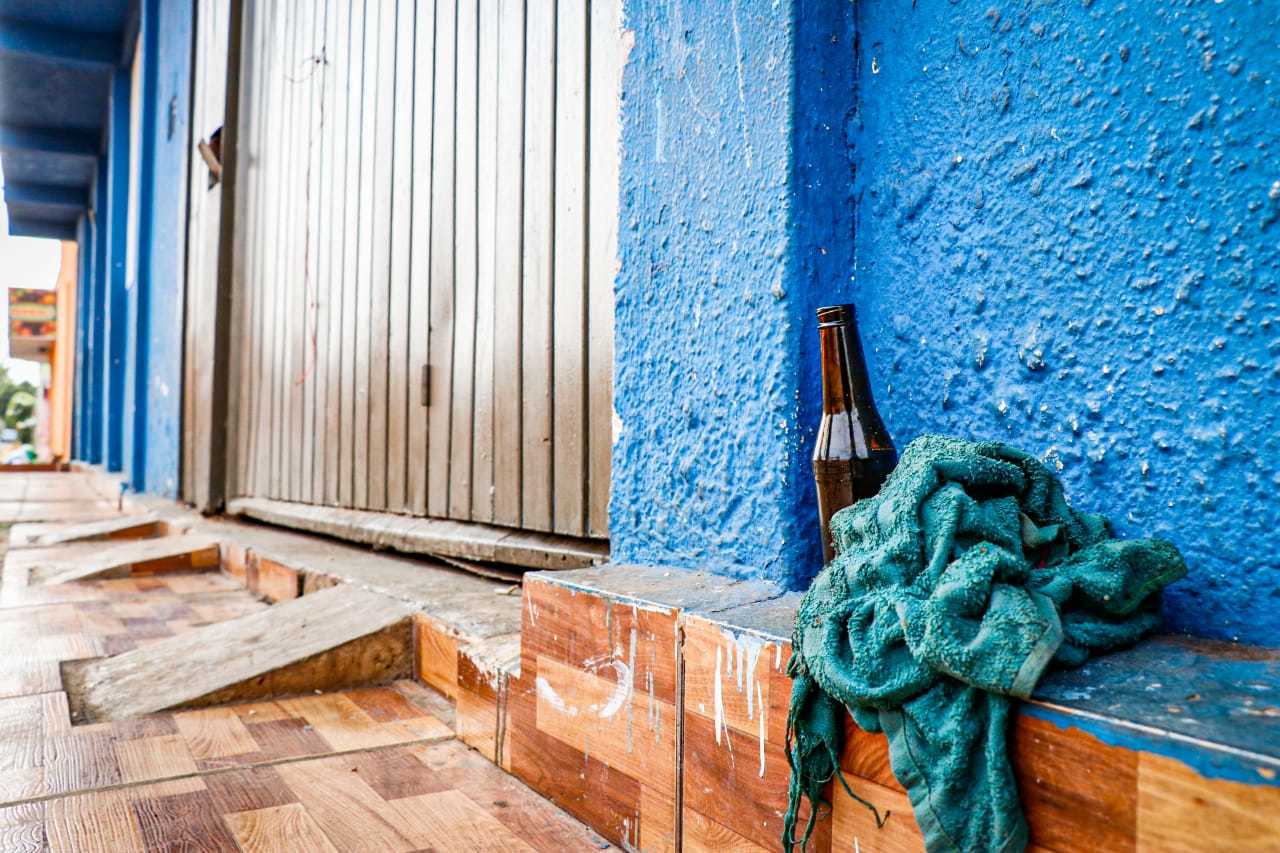 A vítima atendia por uma janela quando se desentendeu com o cliente e foi baleado (Foto: Henrique Kawaminami)