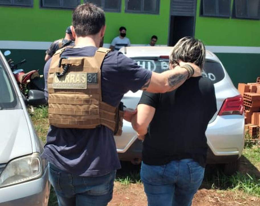 Mulher presa por sequestrar a neta é conduzida por policial do Garras (Foto: Divulgação)
