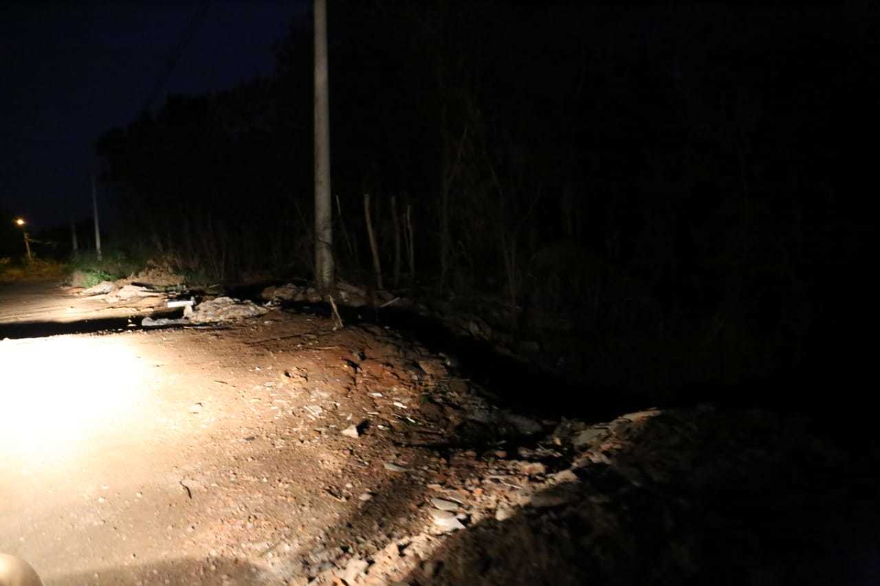 Local onde caminhoneiro foi abordado por adolescentes e baleado durante roubo a caminhão (Foto: Paulo Francis)
