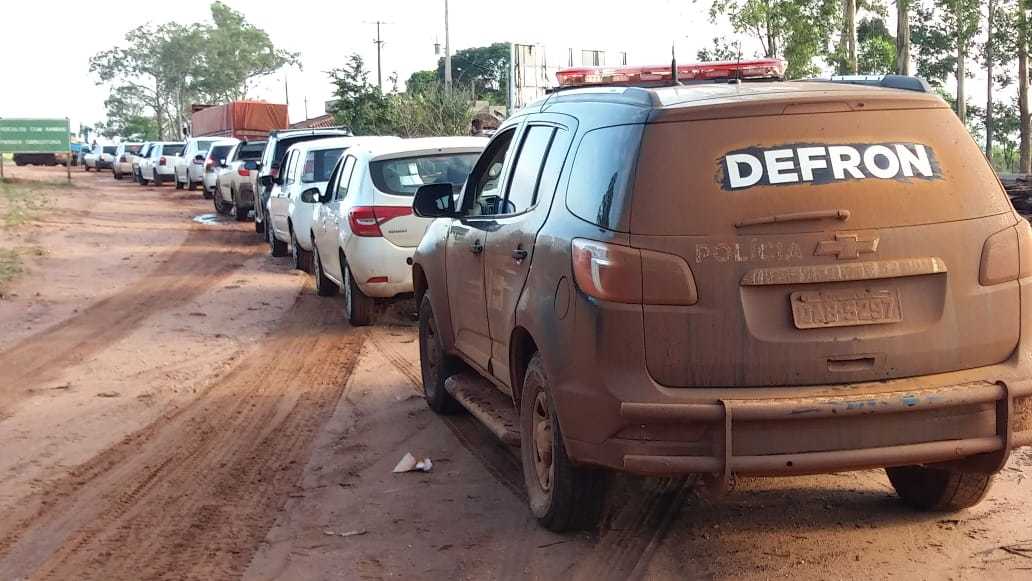 Carros apreendidos com contrabando enfileirados em estrada de terra na fronteira (Foto: Divulgação)