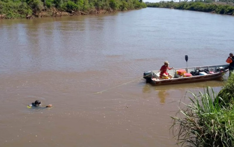 Equipe do Corpo de Bombeiros durante buscas ao corpo de pescador que caiu no Rio Amambai (Foto: Tá Na Mídia Naviraí)