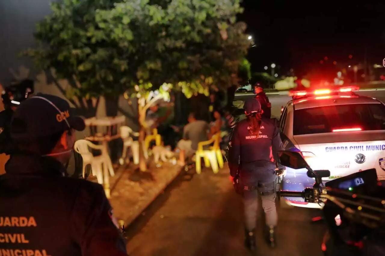 Agentes da Guarda Civil Metropolitana durante fiscalização no início da medida sanitária em Campo Grande (Foto: Kísie Ainoã/Arquivo)