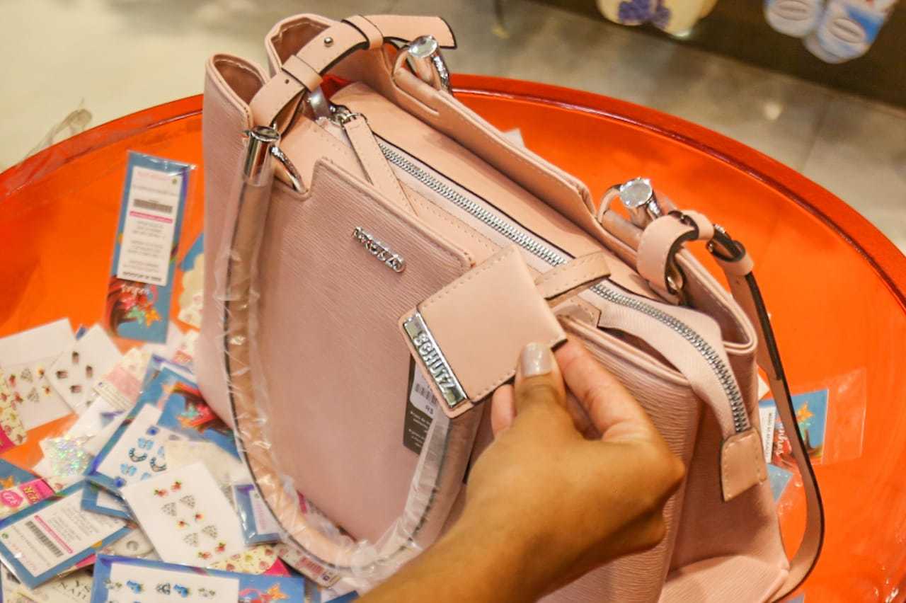 Bolsa era comercializada com duas marcas diferentes (Foto: Marcos Maluf)