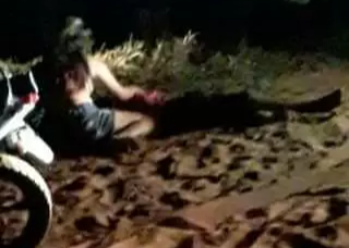 Namorada ao lado do corpo da vitíma (Foto: Direto das Ruas)