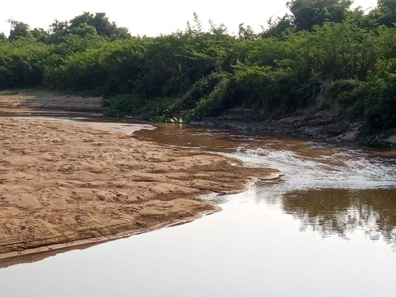 Em trecho do Rio Amonguija, que deságua no Paraguai em Murtinho, banco de areia quase "fecha" passagem de água (Foto: Toninho Ruiz)