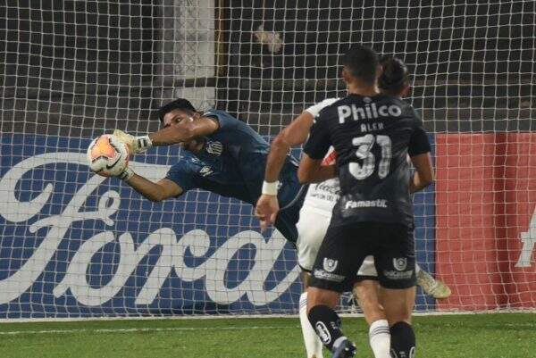 Com defesas de João Paulo, Santos bate Olimpia e está nas ...