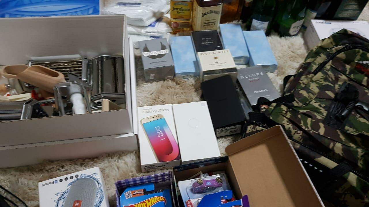 Brinquedos, celulares, bebidas, perfumes foram encontrados nas buscas (Foto/Divulgação)