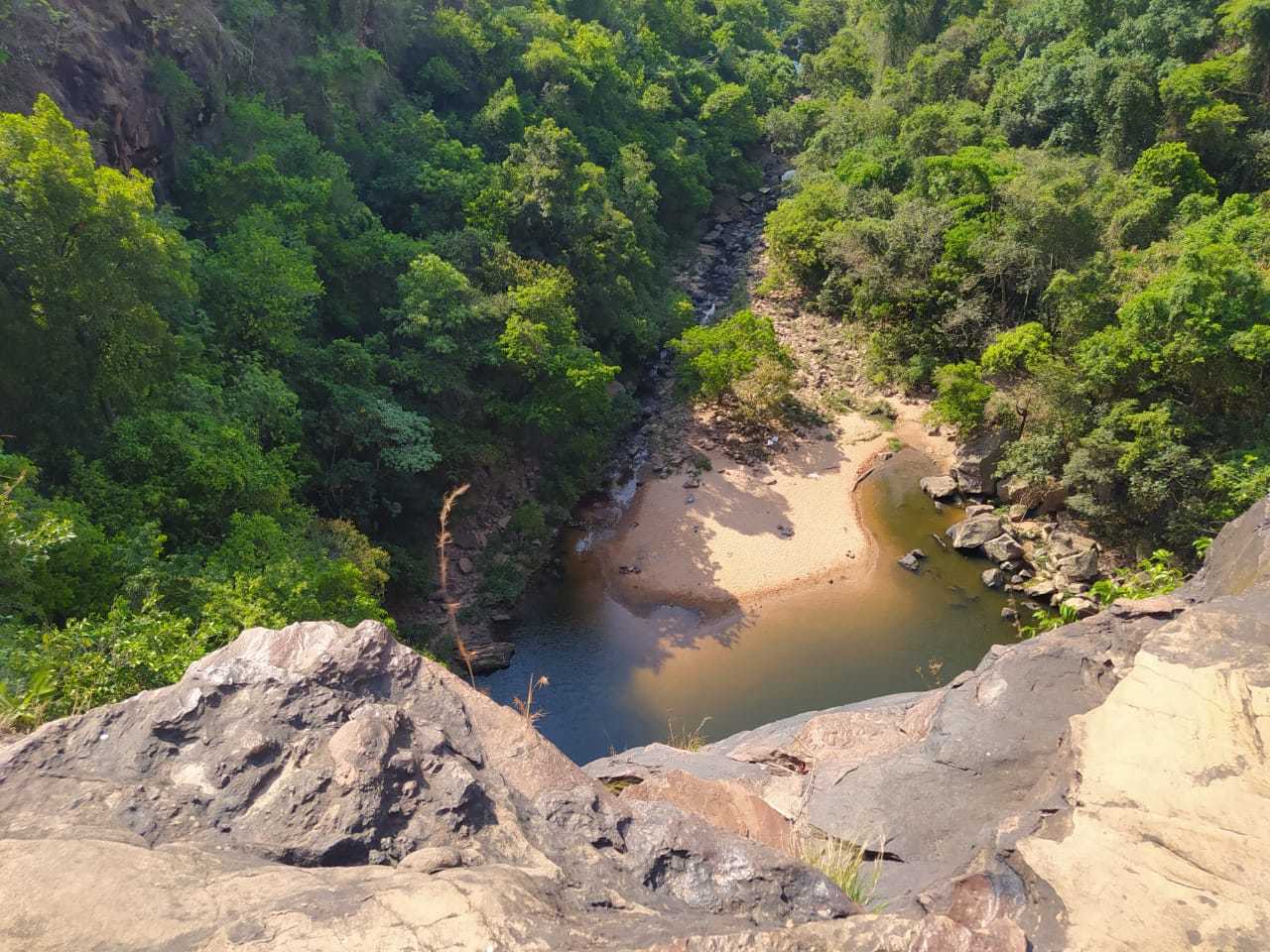 Cachoeira do Rio do Peixe vista de cima, ponto de caída da água que está seco. (Foto: Jaqueline Cristina / Direto das Ruas)