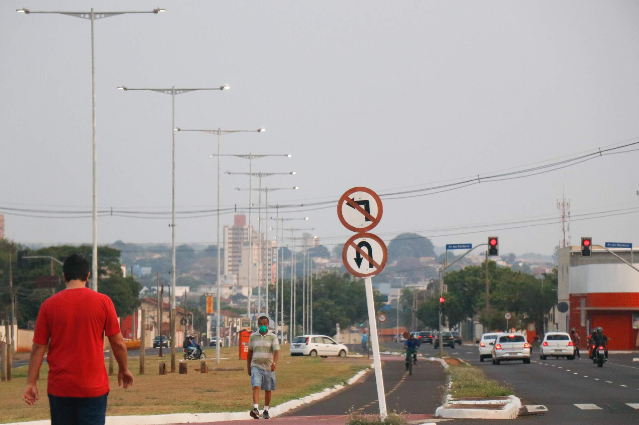 Movimentação de pessoas caminhando na Via Morena (Foto: Henrique Kawaminami) 