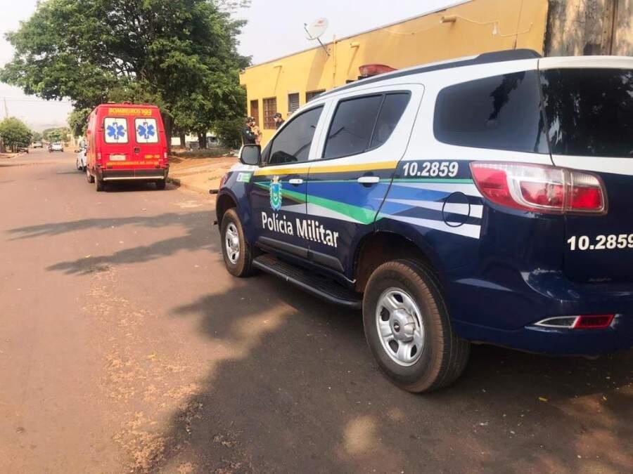 Viaturas da Polícia Militar e do Corpo de Bombeiros em frente a quitenete onde casal foi encontrado. (Foto: Ivinotícias)