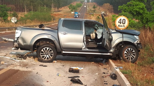 Um dos veículos envolvido no acidente foi parar atravessado no acostamento (Foto: Rádio 90 FM)