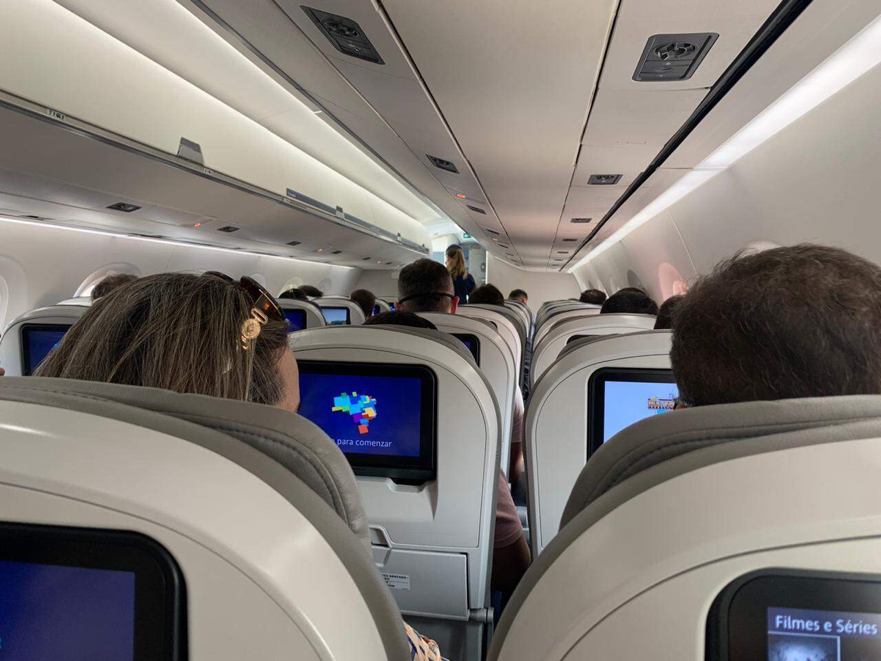 Na cabine do avião, onde o distanciamento é algo impossível pela proximidade dos assentos (Foto: Maria Cristina Santos)