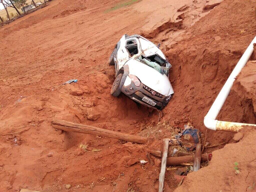 Veículo caiu em vala às margens da rodovia e ficou destrído (Foto: Bombeiros/MS)