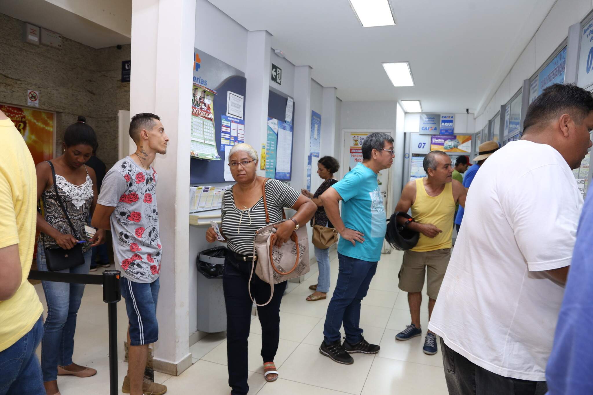 Fila de apostadores em lotérica da Capital. (Foto: Kisie Ainoã) 