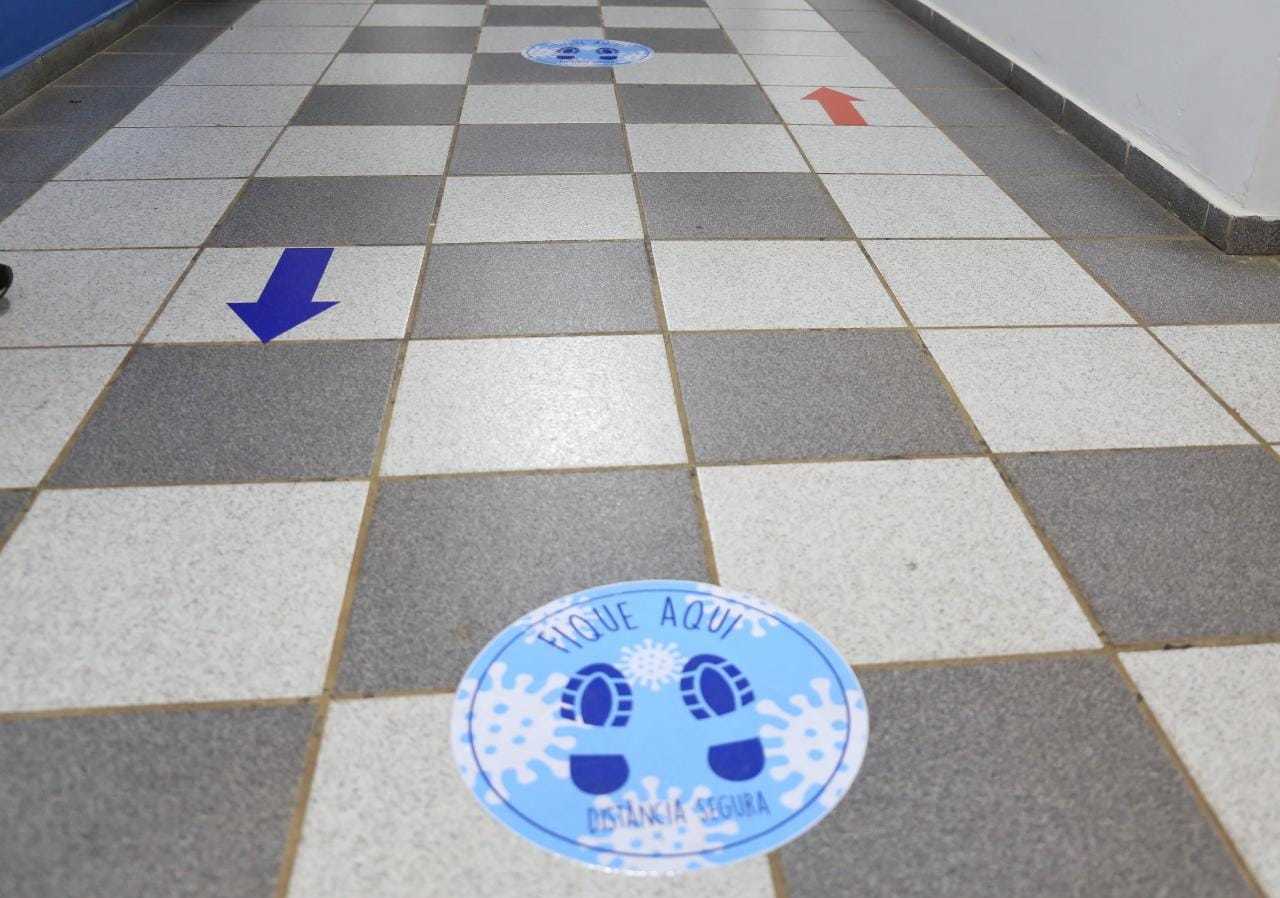 Floor markings on distance at Colégio Harmonia. (Photo: Paulo Francis)