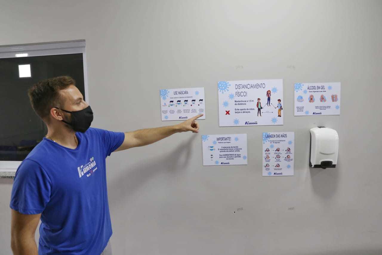 Signs with instructions about the virus placed in the school. (Photo: Paulo Francis)