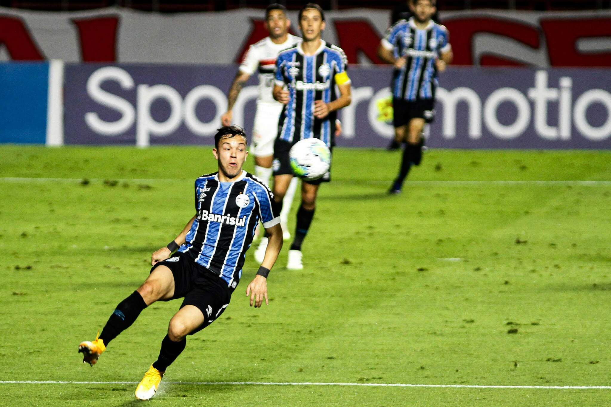 Lance durante partida entre São Paulo e Grêmio, válida pelo Campeonato Brasileiro da Série A, no Estádio do Morumbi, em São Paulo (SP), neste sábado (17). (Foto: Estadão Conteúdo) 