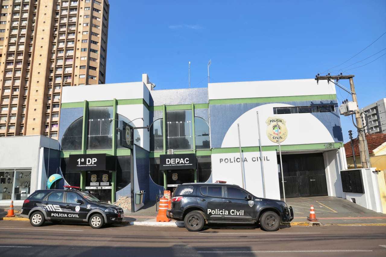 Nesta manhã, a família da vítima procurou da Depac Centro para registrar o caso (Foto: Paulo Francis)