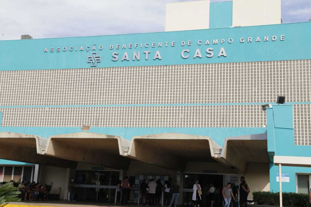 Fachada da Santa Casa de Campo Grande, onde trabalhador rural estava internado (Foto: Kísie Ainoã/arquivo)