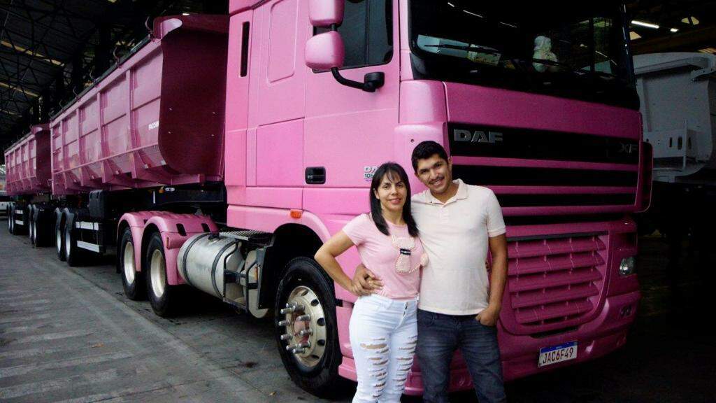 Por amor, casal Márcia e Juliano rodam o Brasil com o caminhão rosa (Foto: Arquivo Pessoal)