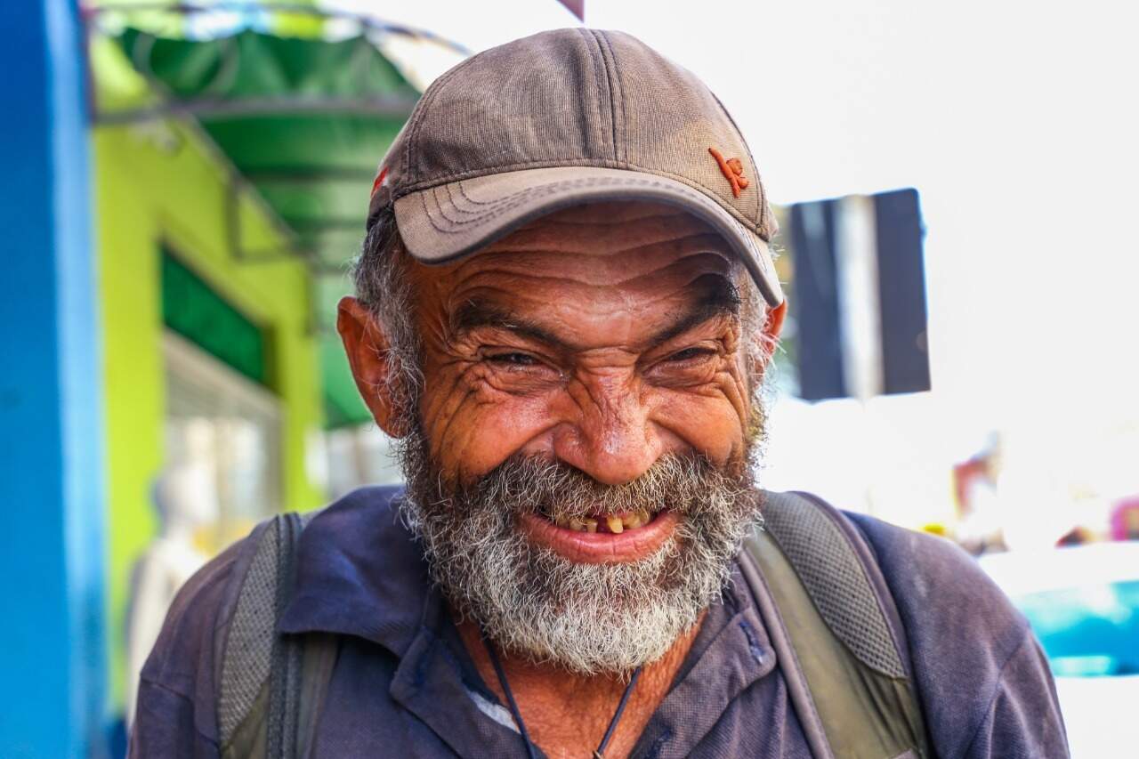 Encontramos esse senhorzinho nas ruas do Centro, que ficou "envergonhado" ao ver o "santinho" (Foto: Paulo Francis)