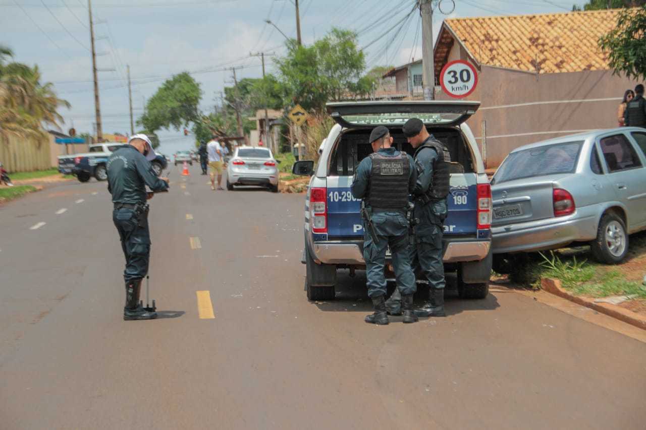 Movimentação de policiais militares no local onde suspeito foi preso após se envolver em acidente (Foto: Marcos Maluf)