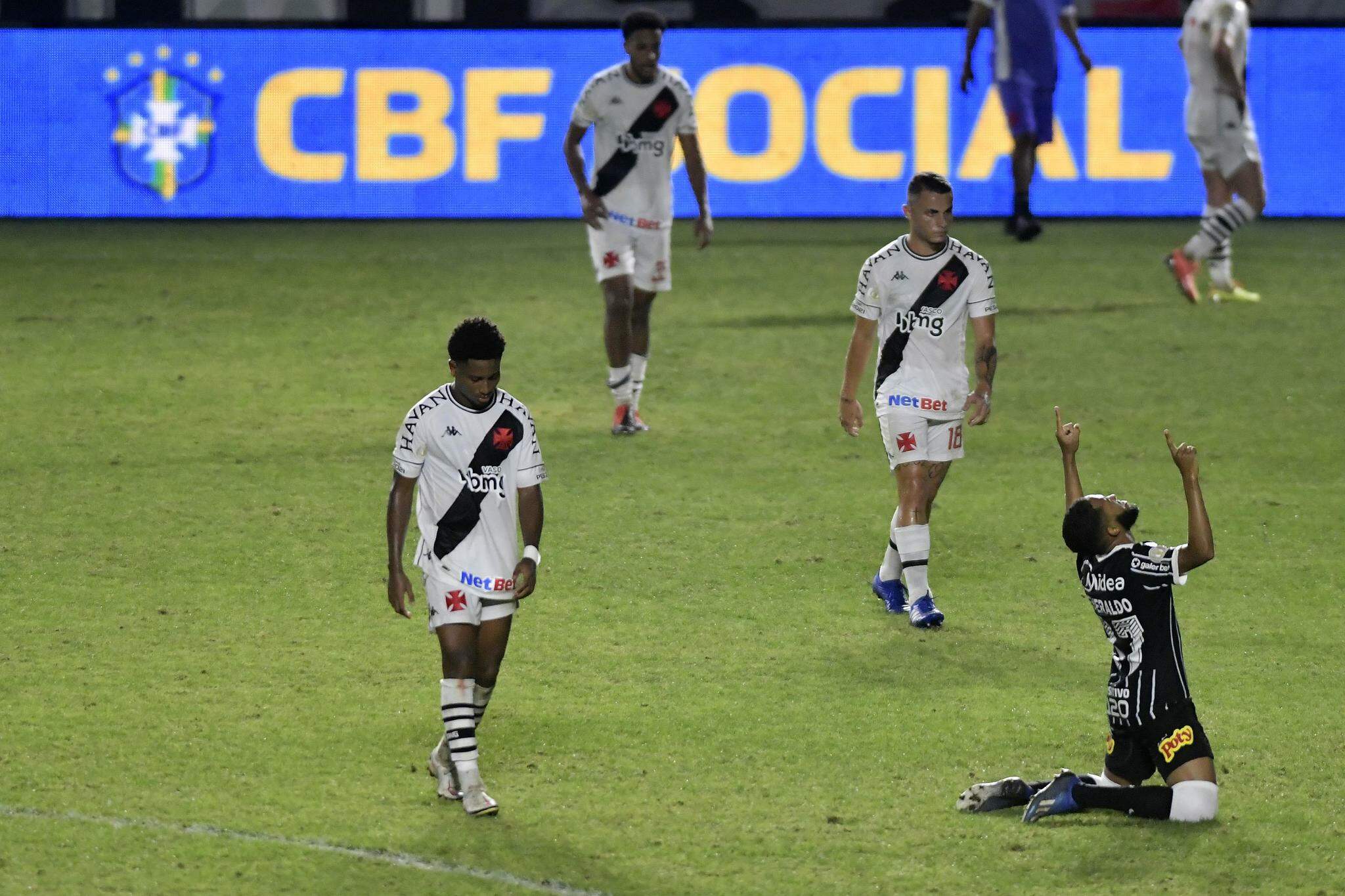 O jogador Everaldo do Corinthians comemora goldurante a partida entre Vasco e Corinthians, válido pelo Campeonato Brasileiro 2020 Série A. Realizado no estádio São Januário, Rio de Janeiro, RJ, Nesta Quarta-Feira, (21). (Foto: Estadão Conteúdo)