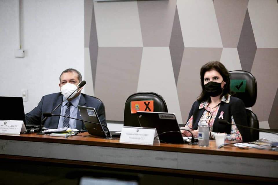 Kassio e Simone Tebet durante a sabatina. Eles também chegaram juntos à reunião na CCJ (Foto: Ascom Simone Tebet)