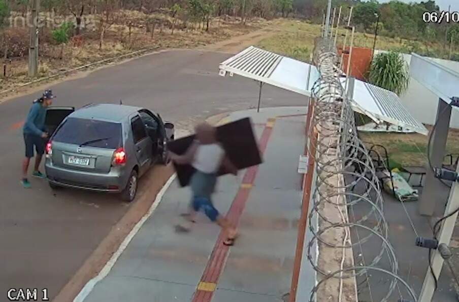 Dois televisores, um tablete e joias foram levados pelos bandidos. Foto: (Reprodução/ Câmera de segurança)