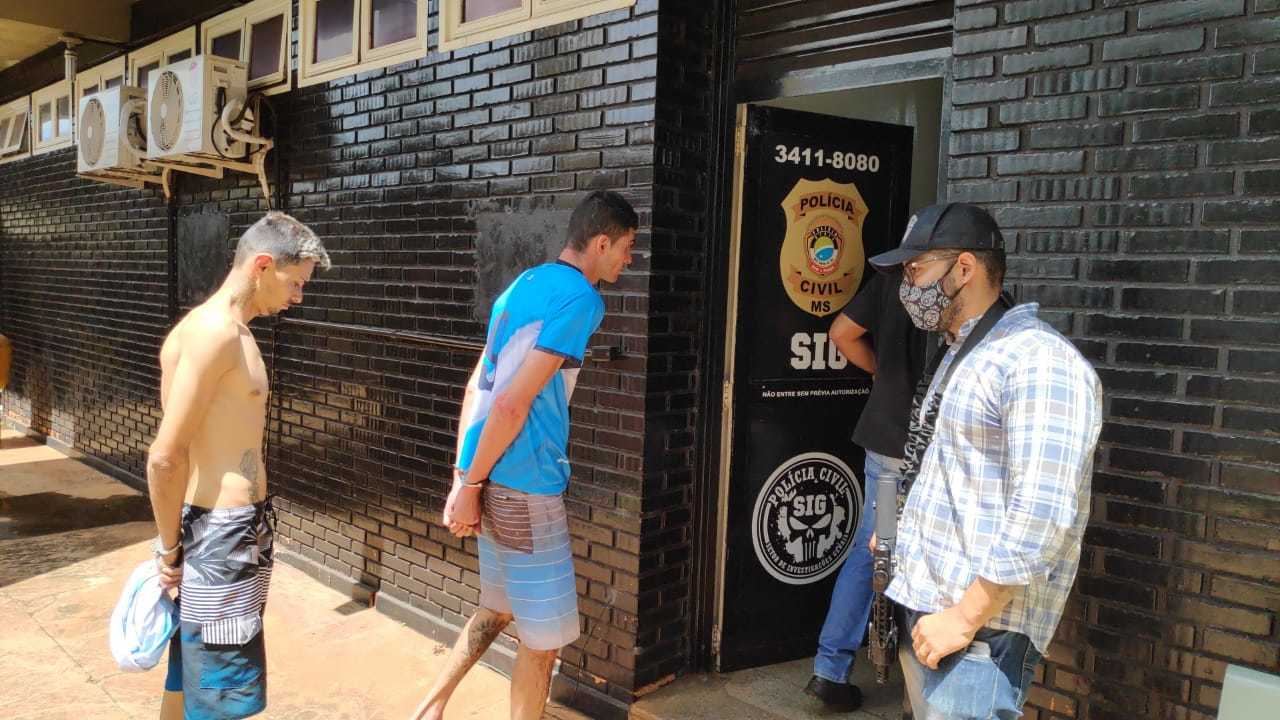 Lucas Souza (camiseta azul), um dos autores do assalto em Maracaju, e Alexsandro Silvestre, preso por receptação (Foto: Adilson Domingos)